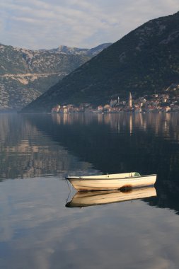 Karadağ'daki eski balıkçı teknesi-sabah. 