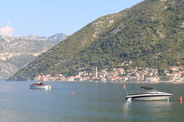 Morning in the Bay of Kotor in Montenegro. Two boats — Stock Photo, Image