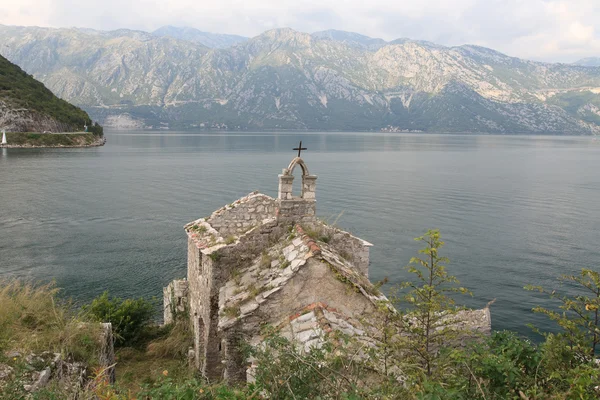 Kostel Panny Marie z andělů. záliv Boka Černé hory — Stock fotografie