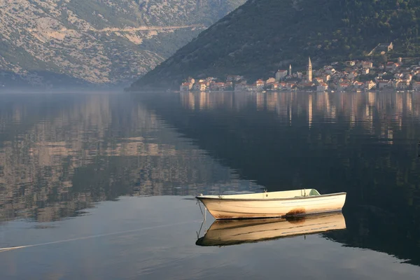 Oude vissersboot in de ochtend mist in de baai van kotor — Stockfoto