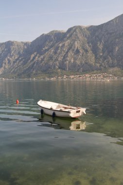 arka planda Karadağ dağlarda ahşap balıkçı teknesi 