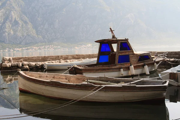 Oude houten boten in het marina in montenegro — Stockfoto