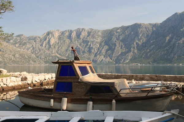 Oude houten boten in het marina in montenegro close-up — Stockfoto