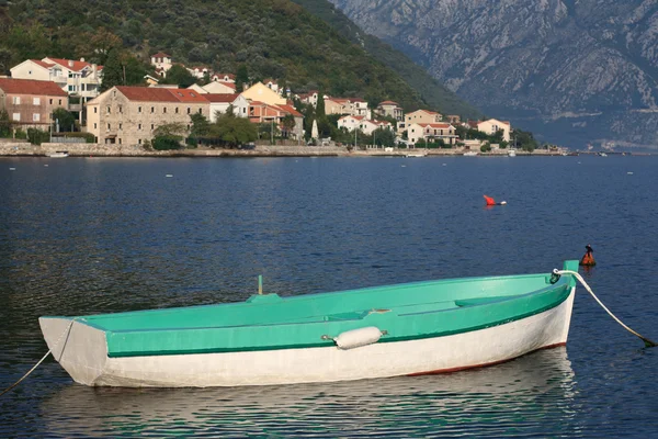 Barco Greenfishing cerca del pueblo Stoliv en Montenegro . — Foto de Stock
