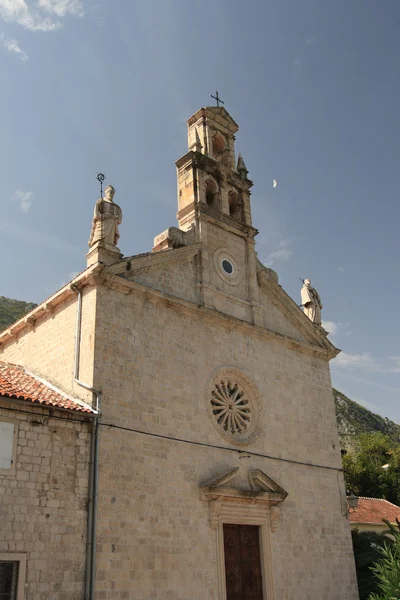 Une petite vieille église catholique au Monténégro . — Photo