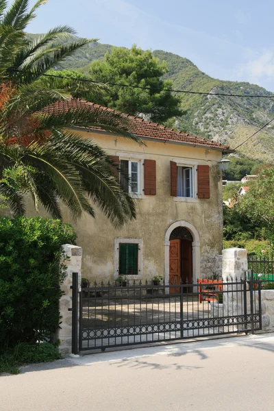 Antigua casa en un pequeño pueblo en Montenegro — Foto de Stock