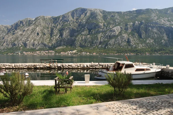 Embankment y un pequeño muelle en Montenegro . — Foto de Stock
