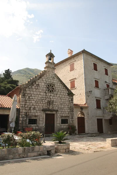 A Igreja Católica e a casa em uma aldeia em Montenegro — Fotografia de Stock