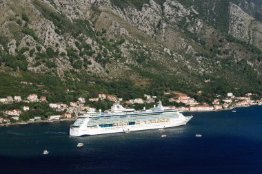 Yolcu gemisi Serenade denizler Karadağ. 23 Eylül 2014
