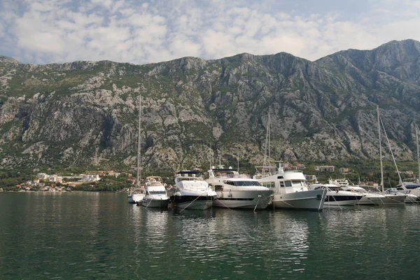 Malé jachtě, v zátoce Kotor v Černé hoře — Stock fotografie