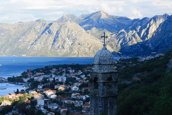 Kerk in de vesting en de baai van Kotor. Ochtend — Stockfoto