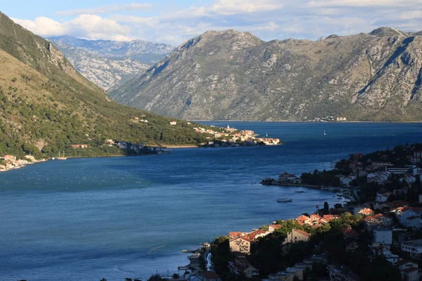 Morgon i fjärden av Kotor i Montenegro — Stockfoto