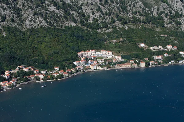 Zatoce Kotorskiej w godzinach porannych. Widok z góry z miejscowości Muo. Mon — Zdjęcie stockowe