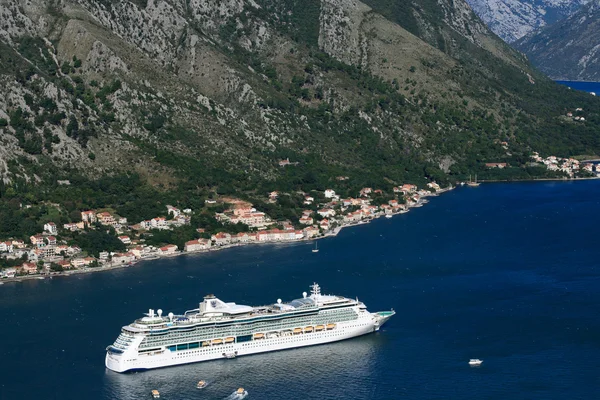 Cruiseschip "Serenade of the Seas" Montenegro. September 23, 201 — Stockfoto