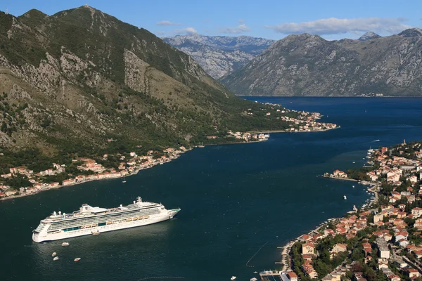 Barco "Serenata de los Mares" en la Bahía de Kotor, 23 de septiembre , — Foto de Stock