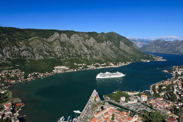 Bateau de croisière dans la baie de Kotor au Monténégro . — Photo