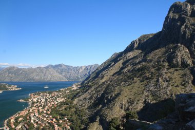 Kotor şehir görkemli Dağları'nın eteklerinde