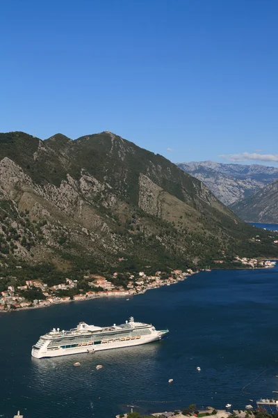 Výletní loď poblíž města Kotor. Černá Hora. 23. září, 20 — Stock fotografie