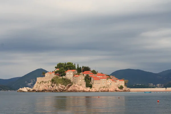 Остров Святого Стефана утром. Черногория — стоковое фото