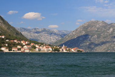 Kotor Körfezi kıyısındaki balıkçı köyü. Karadağ 