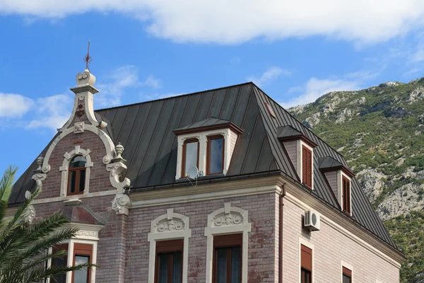 Luxury mansion on a background of mountains — Stock Photo, Image