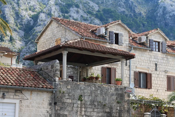 Vecchia casa in montagna in Kotor, Montenegro — Foto Stock