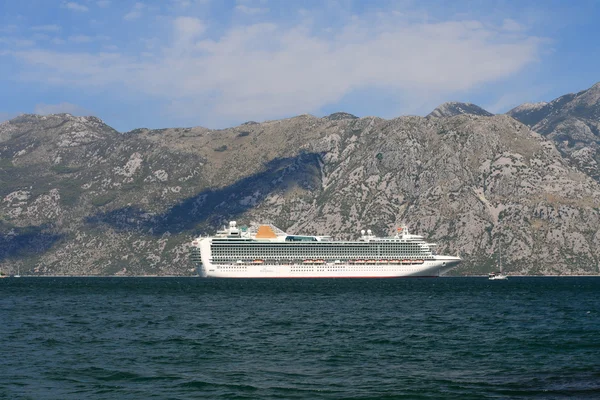 Biały statek zakotwiczony w Zatoce Kotorskiej. Czarnogóra — Zdjęcie stockowe