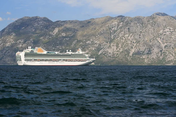 Krásná osobní loď v zátoce Kotor. Černá hora . — Stock fotografie