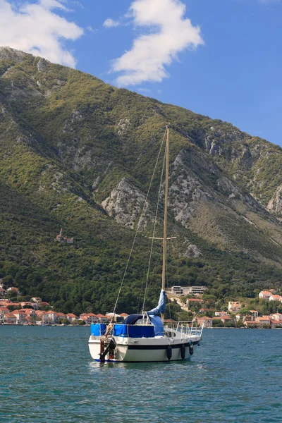 Fiske segelbåt i fjärden av Kotor i Montenegro — Stockfoto