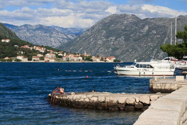 Mała przystań dla łodzi w zatoce Kotor, Czarnogóra — Zdjęcie stockowe