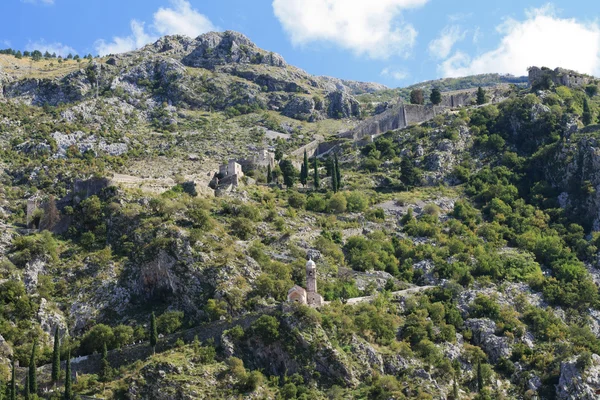 La fortaleza medieval en las montañas. Kotor, Montenegro — Foto de Stock