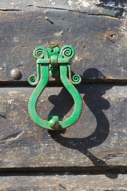 Antika pirinç kapı tokmağı ahşap bir kapı üzerinde