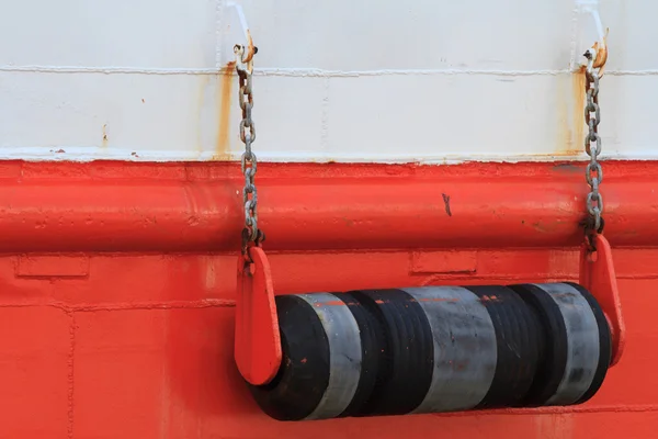 Fenders a bordo do barco fechar . — Fotografia de Stock