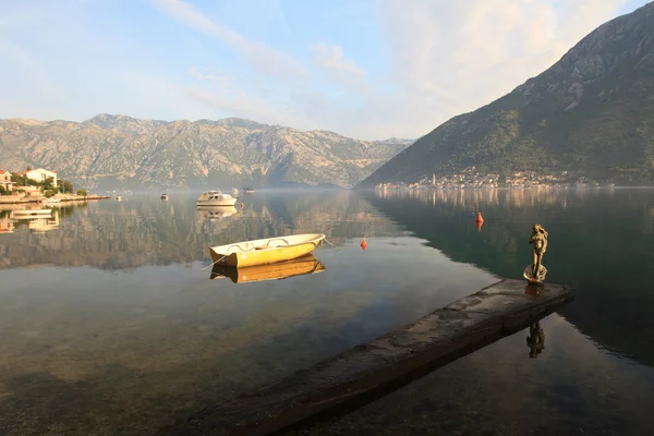 Boot en het beeldje van Aphrodite op de pier. Montenegro — Stockfoto