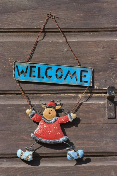 Рождественский олень: табличка на двери: "Добро пожаловать !" — стоковое фото