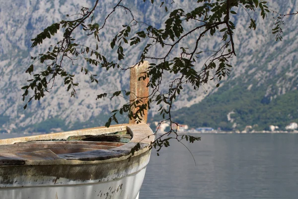 Oude boot close-up op een achtergrond van de baai en de bergen. — Stockfoto