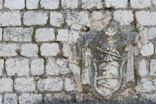 Antiguas casas de piedra con escudos de armas — Foto de Stock