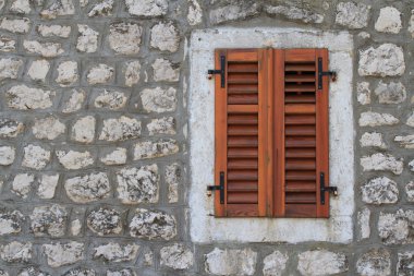 Kapalı kahverengi pancurlar taştan bir duvar üzerinde 