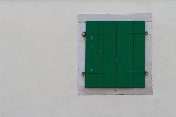 창 벽에 녹색 셔터 폐쇄 — 스톡 사진