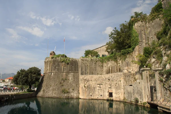 Medieval fortress surrounded by a moat in Kotor, — Stock Photo, Image