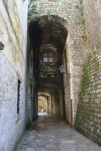 Narrow street with arches in the old town of Kotor. — Stock Photo, Image