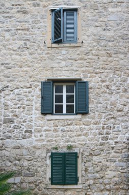 Windows üç panjurlar ile katlı bina