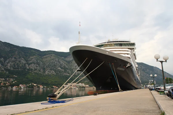 Cruiseschip "Noordam" afgemeerd in de haven van Kotor. — Stockfoto