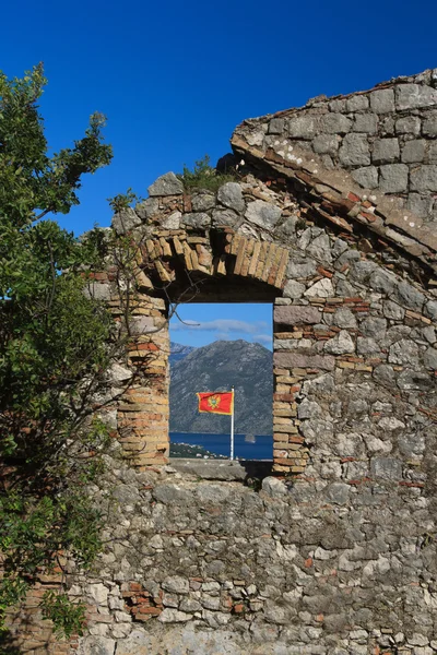 Montenegro flag on the top of the fortress in Kotor — Stock Photo, Image