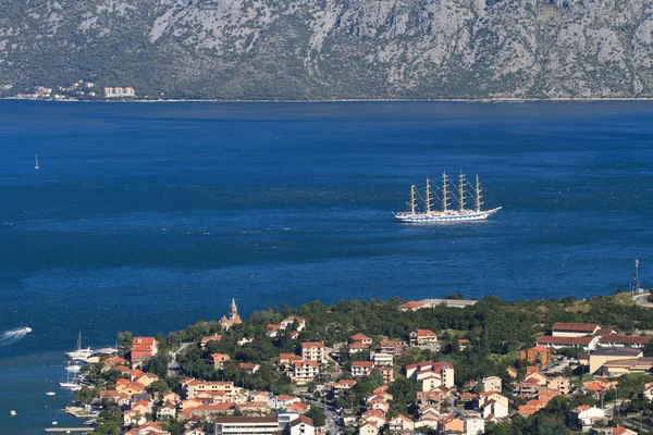 Bovenaanzicht van van de stad en de baai van Kotor. Montenegro — Stockfoto