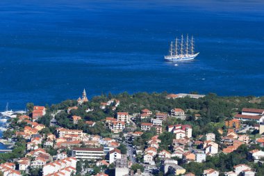 Kotor şehir Karadağ ve gemi yelken