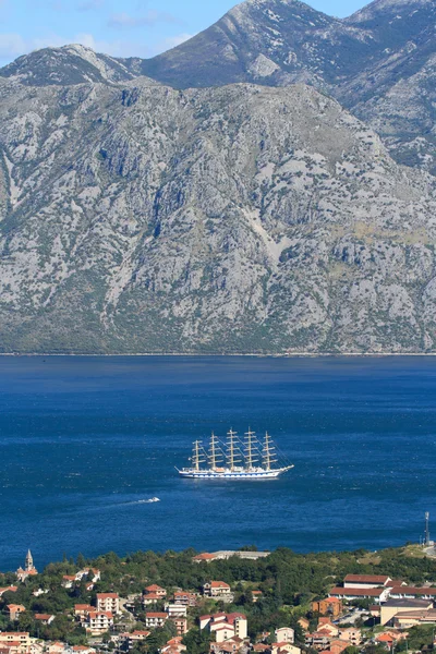 Barco de vela en el fondo de las montañas. Montenegro — Foto de Stock