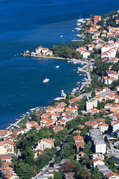 Blick von oben auf den Wohnteil der Stadt Kotor — Stockfoto