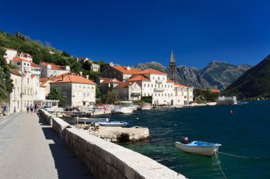 Perast denize giden yol. Karadağ