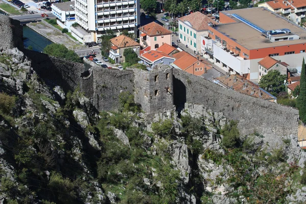 Vista de la fortaleza de piedra y la ciudad de Kotor. Montenegro —  Fotos de Stock